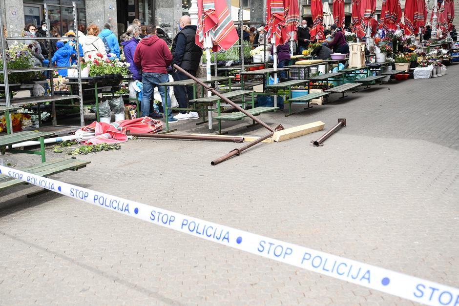 Zagreb: Metalna konstrukcija pala sa zgrade na glavnom Trgu i ozlijedila prolaznika
