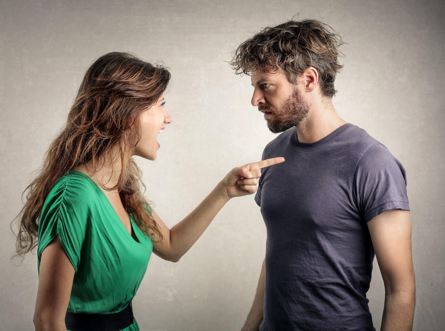 Ako partner maše lijevom rukom dok se razgovarate to znači da se ne osjeća ugodno s onim što vam govori. Trljanje lijevog oka lijevom rukom također pokazuje da nisu posve iskreni s vama.
