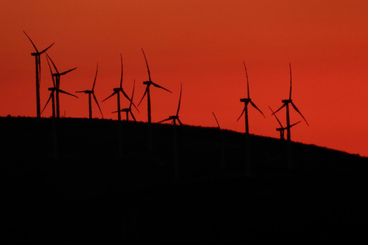 Zalazak sunca iza vjetrenjača