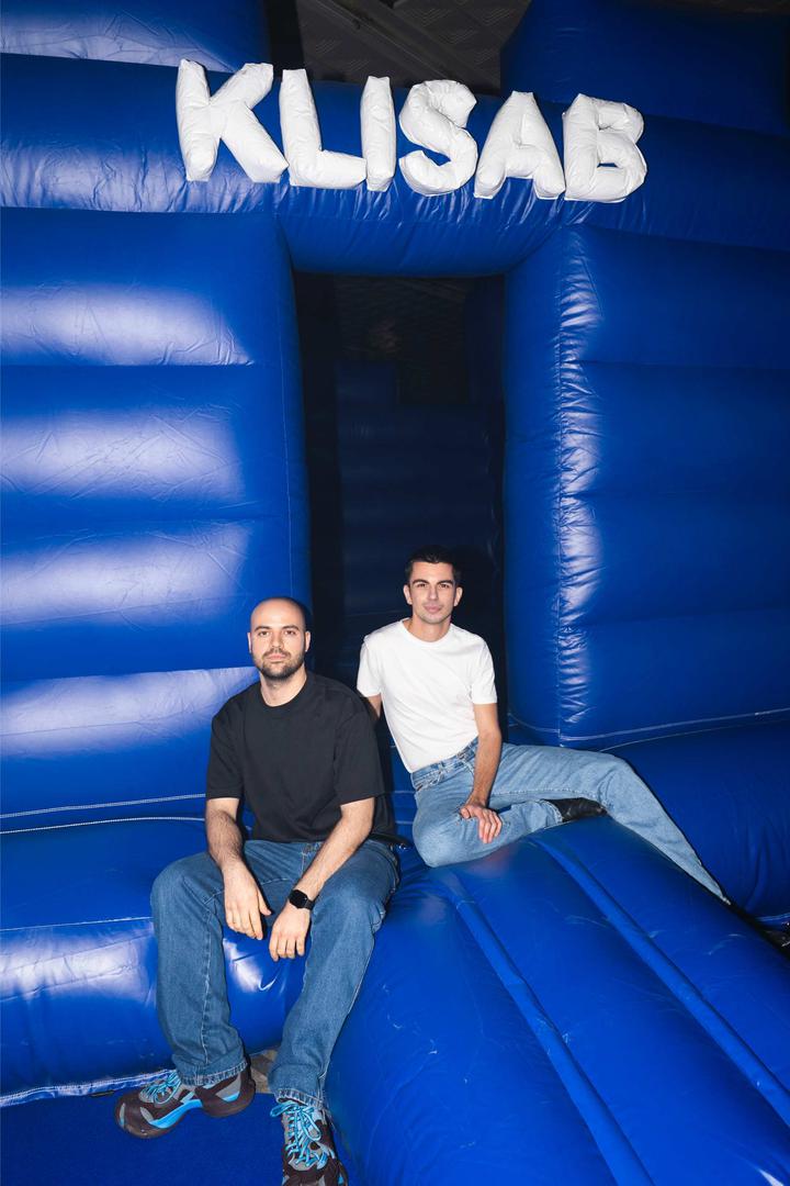 KLISAB, domaći modni brand, revijski je predstavio kolekciju za sezonu ZIMA25. Dizajneri Tomislav Kliškinić i Marko Šabarić su pred odabranom publikom predstavnika modne, glazbene, kulturne, medijske i društvene scene, prikazali 22 ženska i 11 muških modela na događanju u vlastitoj produkciji