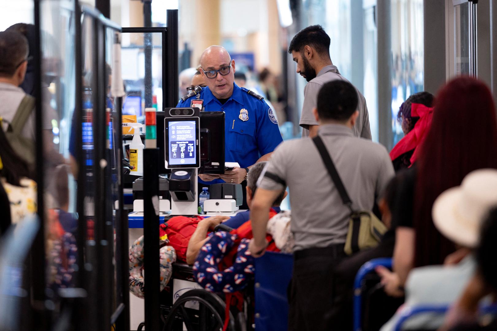 Kako ljudi općenito, pa onda i putnici velik dio svog života nose na pametnim telefonima i prijenosnim računalima, pretrage elektroničkih uređaja na granicama postaju sve veći razlog za zabrinutost diljem svijeta. Nedavna upozorenja američkih dužnosnika o novim pravilima u Hong Kongu ponovno su usmjerila pozornost na to gdje granični službenici imaju zakonsko pravo pretraživati telefone i što se događa ako putnici to odbiju.