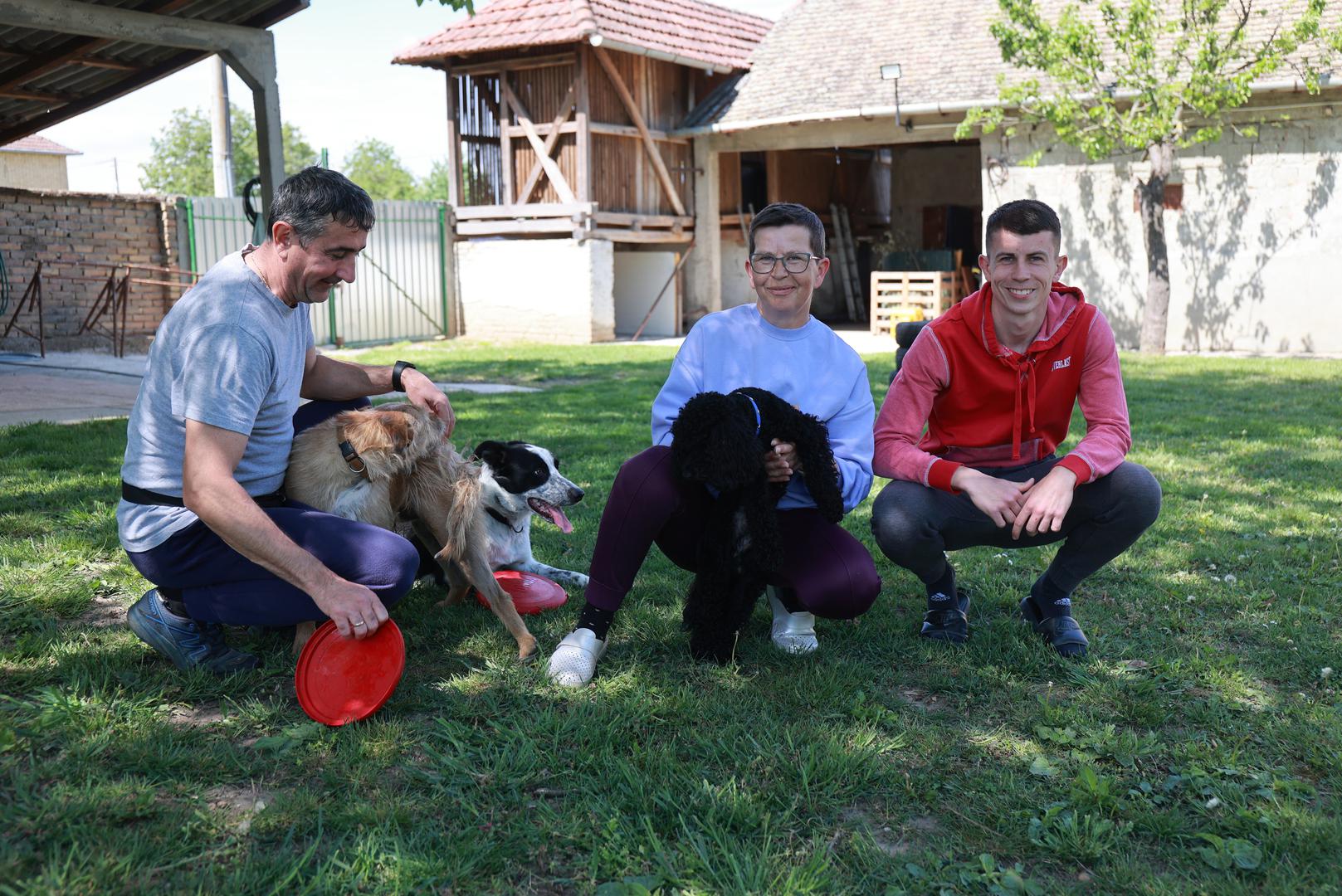 Robert Janović je prije manje od godinu dana, kada je ostao bez posla, razmišljajući kako dalje, došao na ideju da uredi svoj dom i imanje u Marincima u hotel za pse koji je nazvao, Salaš za pse.

