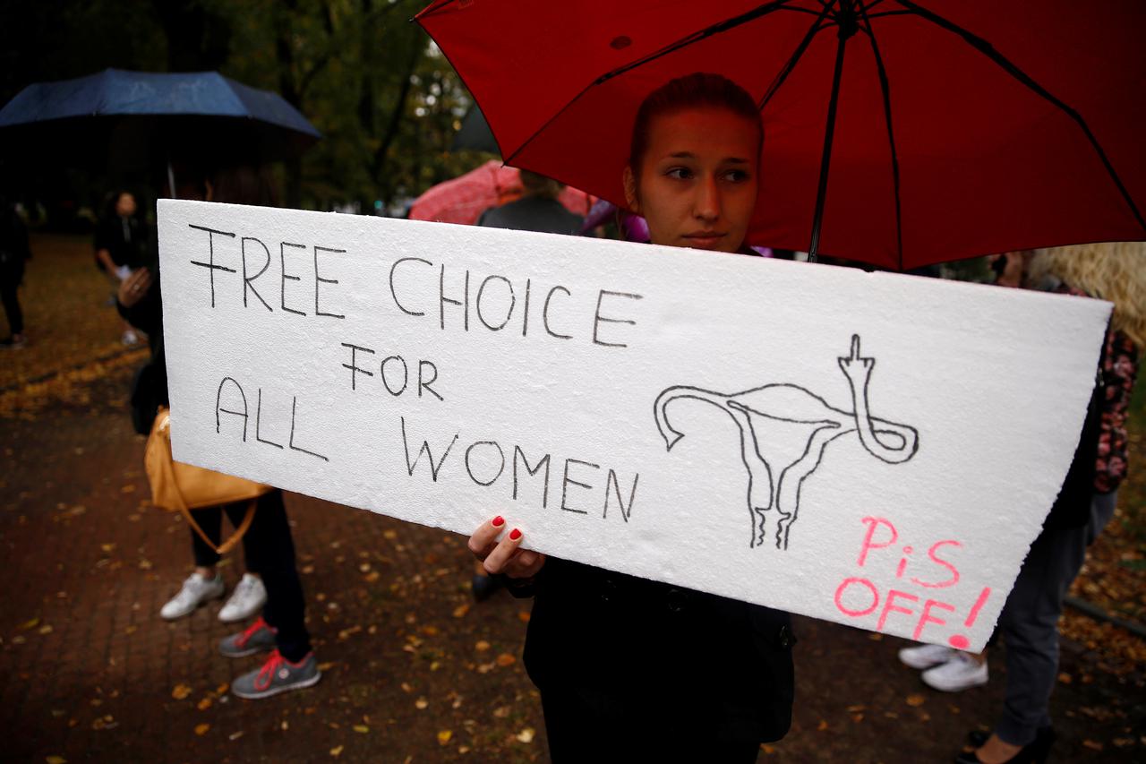 Poljakinje prosvjeduju protiv gotovo potpune zabrane pobačaja