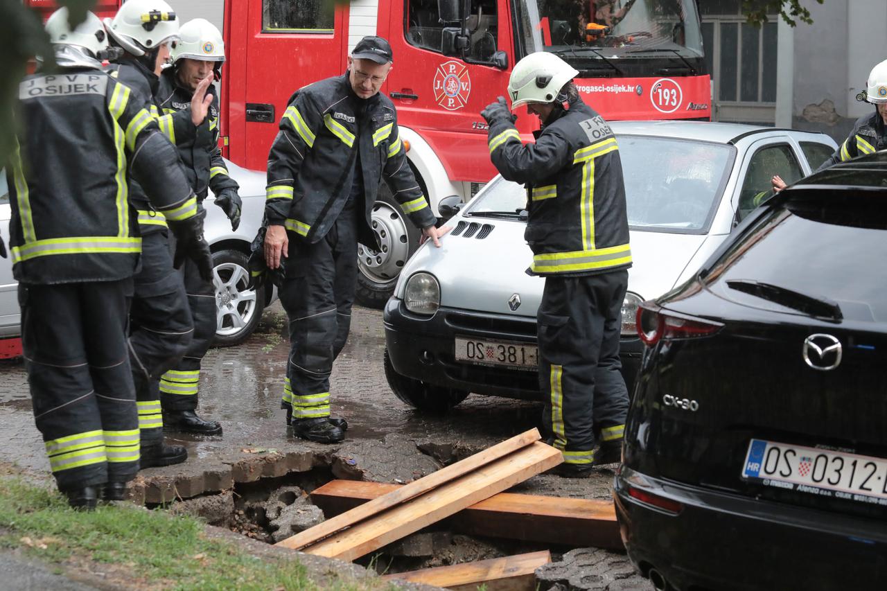 Osijek: Vatrogasci izvlačili automobil pod kojim se otvorila rupa