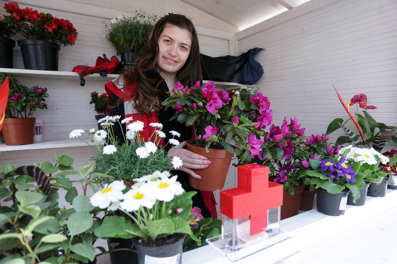 24.03.2016., Zagreb - Humanitarna akcija prodaje cvijeca za obnovu vukovarskog vodotornja u organizaciji Soundset radija i Vecernjel lista na Trgu bana Jelacica.  Photo: Luka Stanzl/PIXSELL