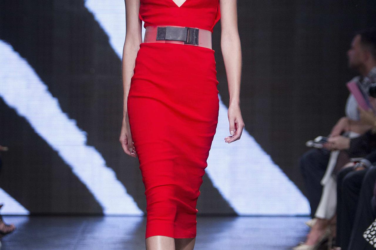 A model presents a creation during the Donna Karan Spring/Summer 2015 collection show during New York Fashion Week in the Manhattan borough of New York September 8, 2014.    REUTERS/Carlo Allegri (UNITED STATES - Tags: FASHION)