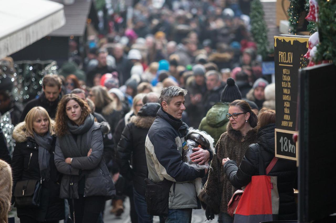 Zagreb: Brojni građani i turisti uživaju u adventskom ugođaju