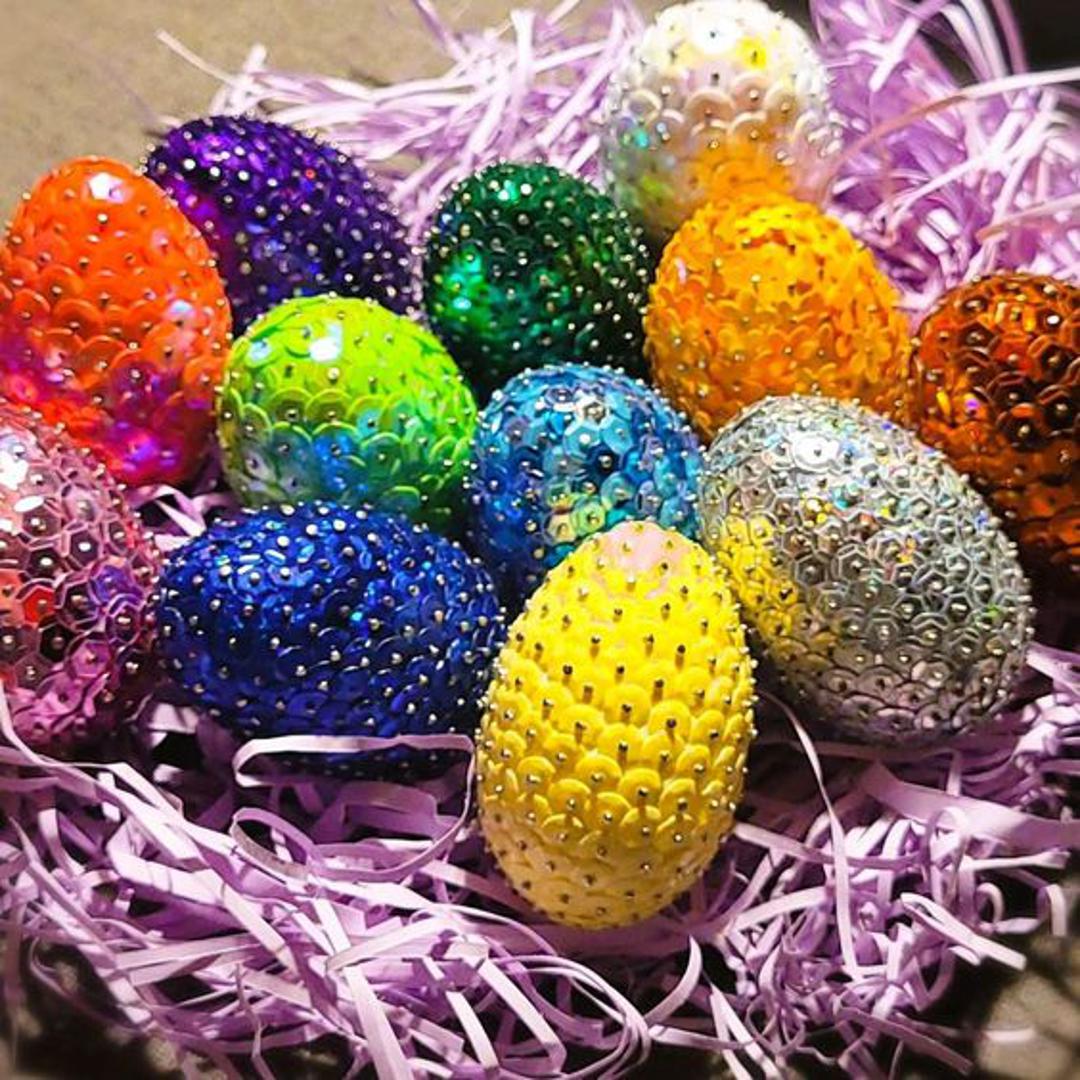 Uskrsna jaja sa šljokicama: Uljepšajte svoja jaja svjetlucavim šljokicama, bilo da se držite jedne boje ili eksperimentirate s uzorcima. Za izradu upotrijebite igle na kojima su šljokice, da zalijepite svaku šljokicu na jaje. Ponavljajte dok ne prekrijete cijelo jaje.