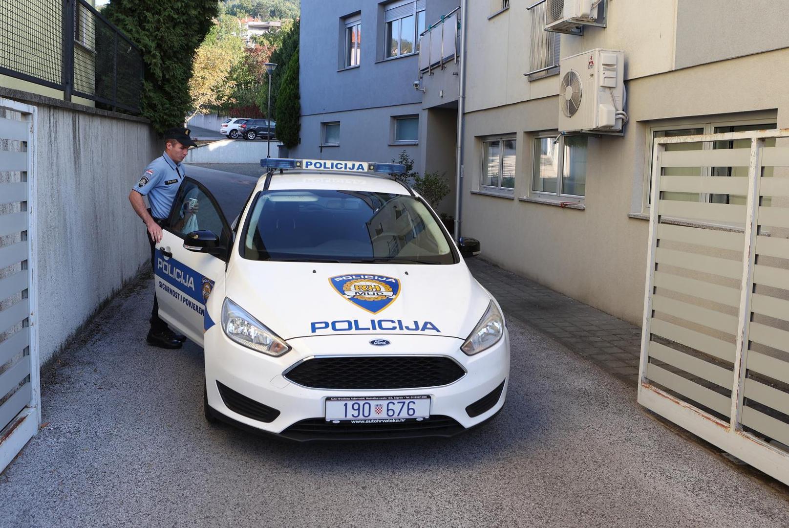 25.09.2021., Zagreb - Policija obavlja ocevid ispred zgrade u Mlinovima, u kojoj je nocas ubijeno troje ljudi. Photo: Marko Prpic/PIXSELL