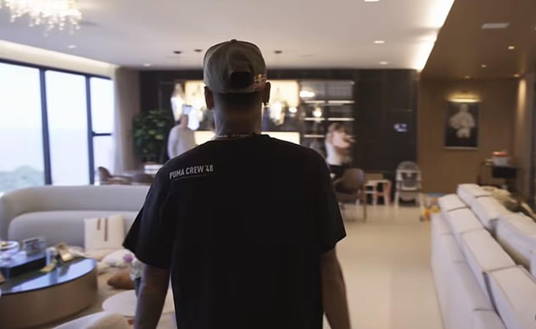 Neymar pokrenuo je YouTube kanal i pokazao luksuzan život u Brazilu, a pokazao je vilu s velikim bazenom, vinskim podrumom i sobom za igranje.