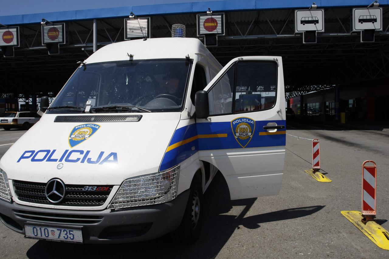 Bajakovo: Polijski kombi parkiran na grani?nom prijelazu sa Srbijom