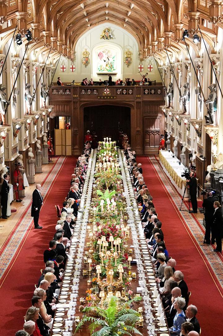 Pića su uključivala vintage port iz 1945., godine bliske Trumpovu rođenju, i konjak iz 1912., godine rođenja njegove majke Mary. Glazbeni repertoar protezao se od melodija Jamesa Bonda do Elton Johnove "Tiny Dancer" i škotskih plesova u čast predsjednikova podrijetla.