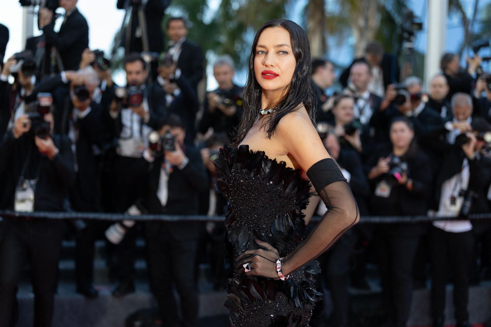 Unatoč siromaštvu, Irina je od šeste godine svirala klavir, a kasnije je punih sedam godina pohađala glazbenu školu i pjevala u zboru, pokazujući talent koji ju je mogao odvesti u sasvim drugom smjeru.