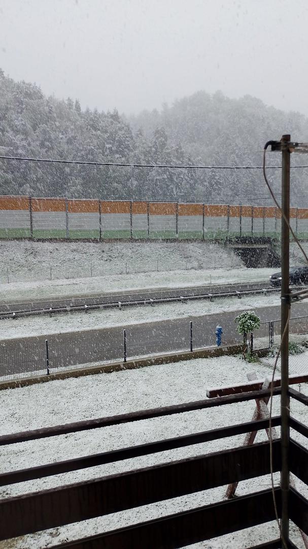 DHMZ je za cijelu zemlju proglasio meteoalarm, uzevši da je proglašen crveni meteoalarm za područje Kvarnera i Kvarnerića te Velebitskog kanala. I za srijedu, 17. travnja, DHMZ najavljuje nestabilno i hladnije vrijeme od prosjeka za sredinu travnja.

