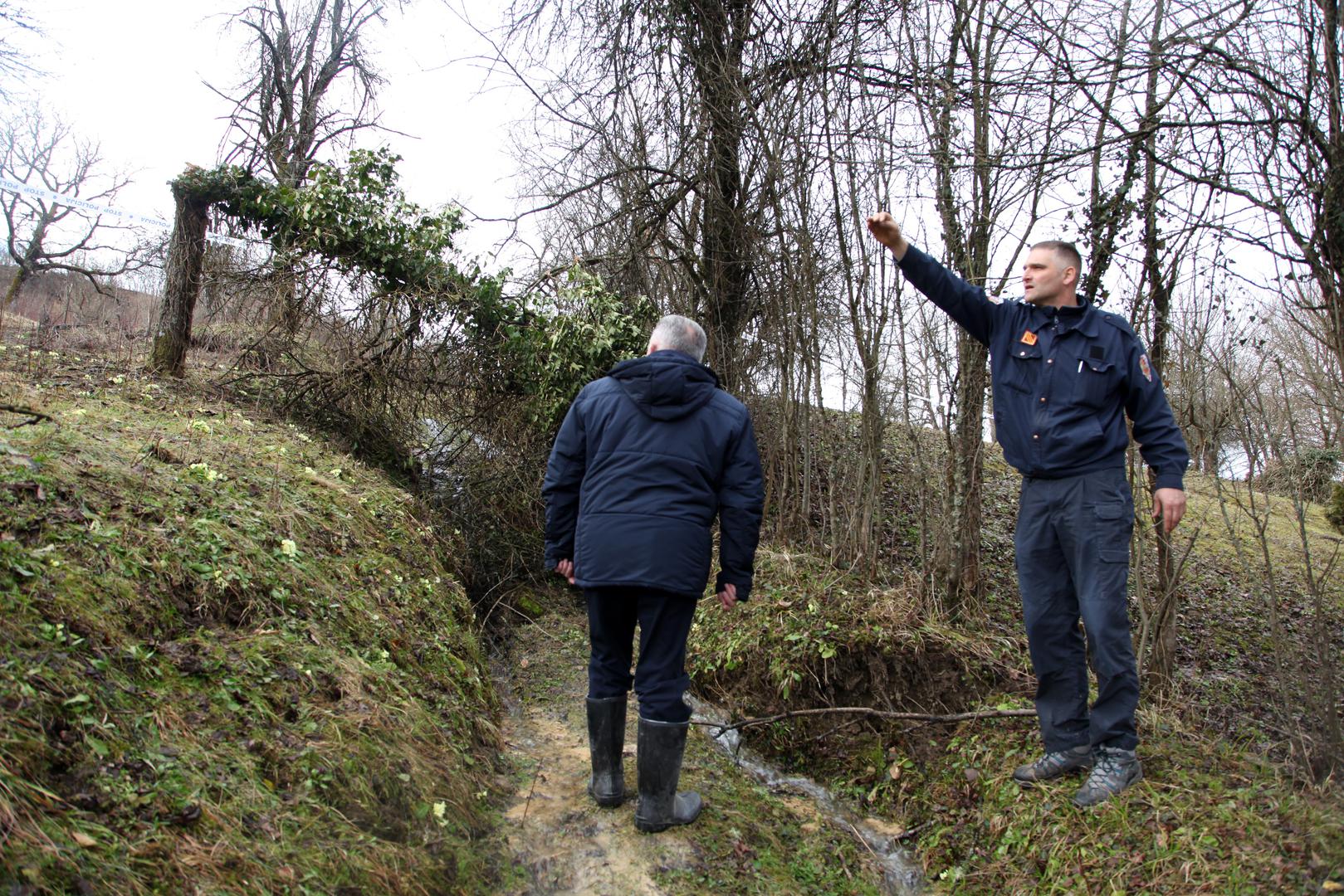 „To i je inače područje sklono klizanju, ali je sada zbog topljenja snijega i velikih količina vode došlo do puno većih pucanja terena nego što je bilo do sada“, rekao je Vlado Lovreković, načelnik Stožera civilne zaštite Grada Petrinje.