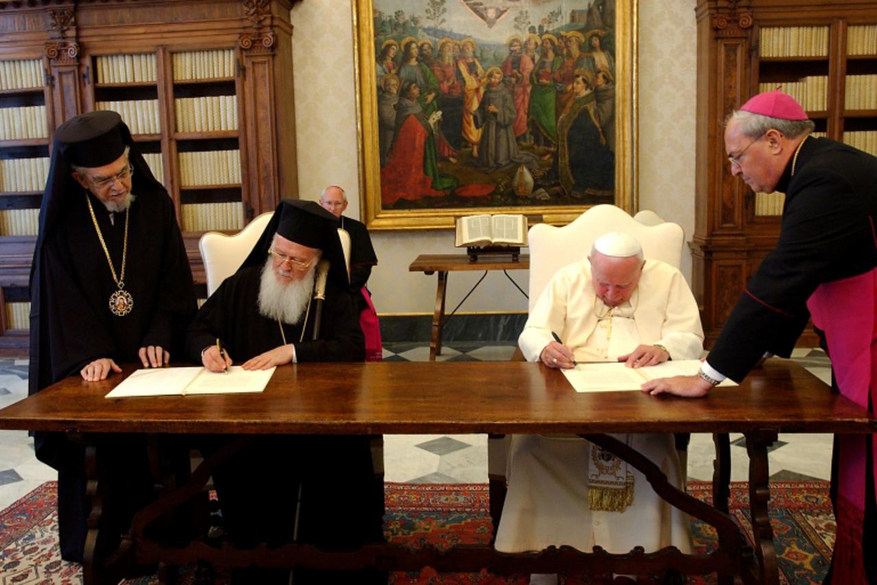 'POPE JOHN PAUL II AND GREEK ORTHODOX ECUMENICAL PATRIARCH BARTHOLOMEW I SIGN A DOCUMENTAT THE VATICAN.  Pope John Paul II (R) and Greek Orthodox Ecumenical Patriarch Bartholomew I sign a document in 