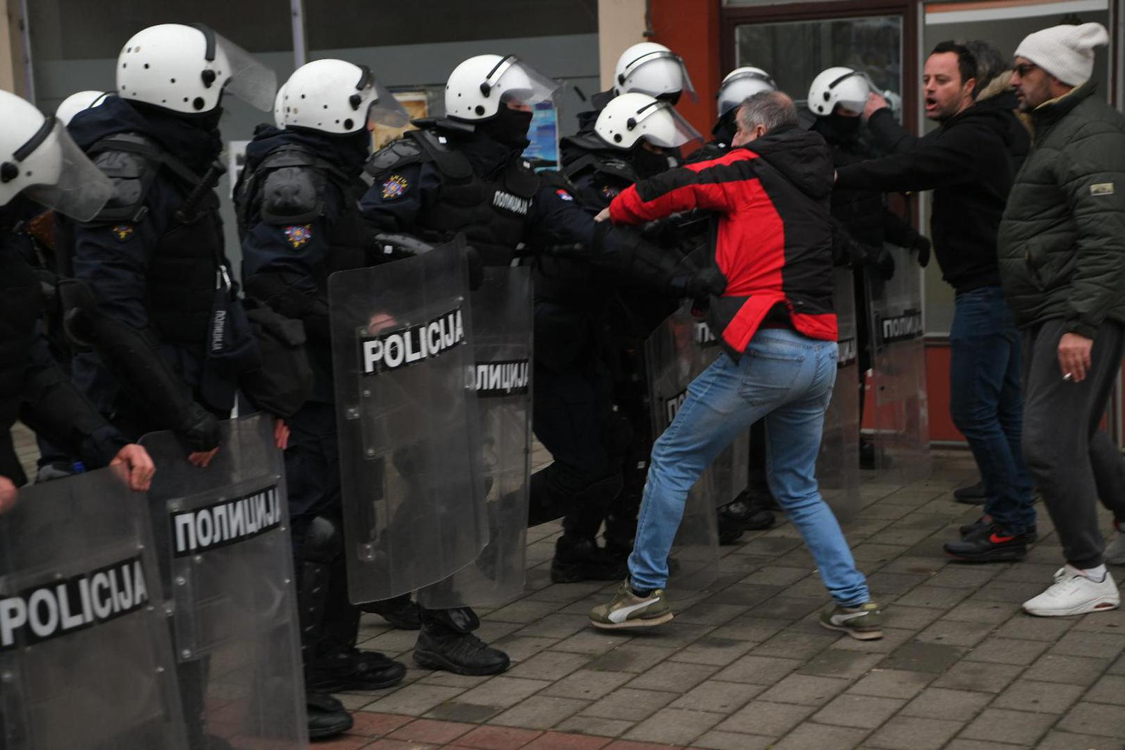 Policija je večeras upala u stranačke prostorije oporbenog Narodnog pokreta Srbije (NPS), što su druge parlamentarne oporbene stranke osudile. U početku razlog upada policije nije bio poznat, a predsjednik NPS Miroslav Aleksić citirao je objašnjenje koje su dobili da je u tijeku "policijsko postupanje prema osobama zatečenim u ovim prostorijama".