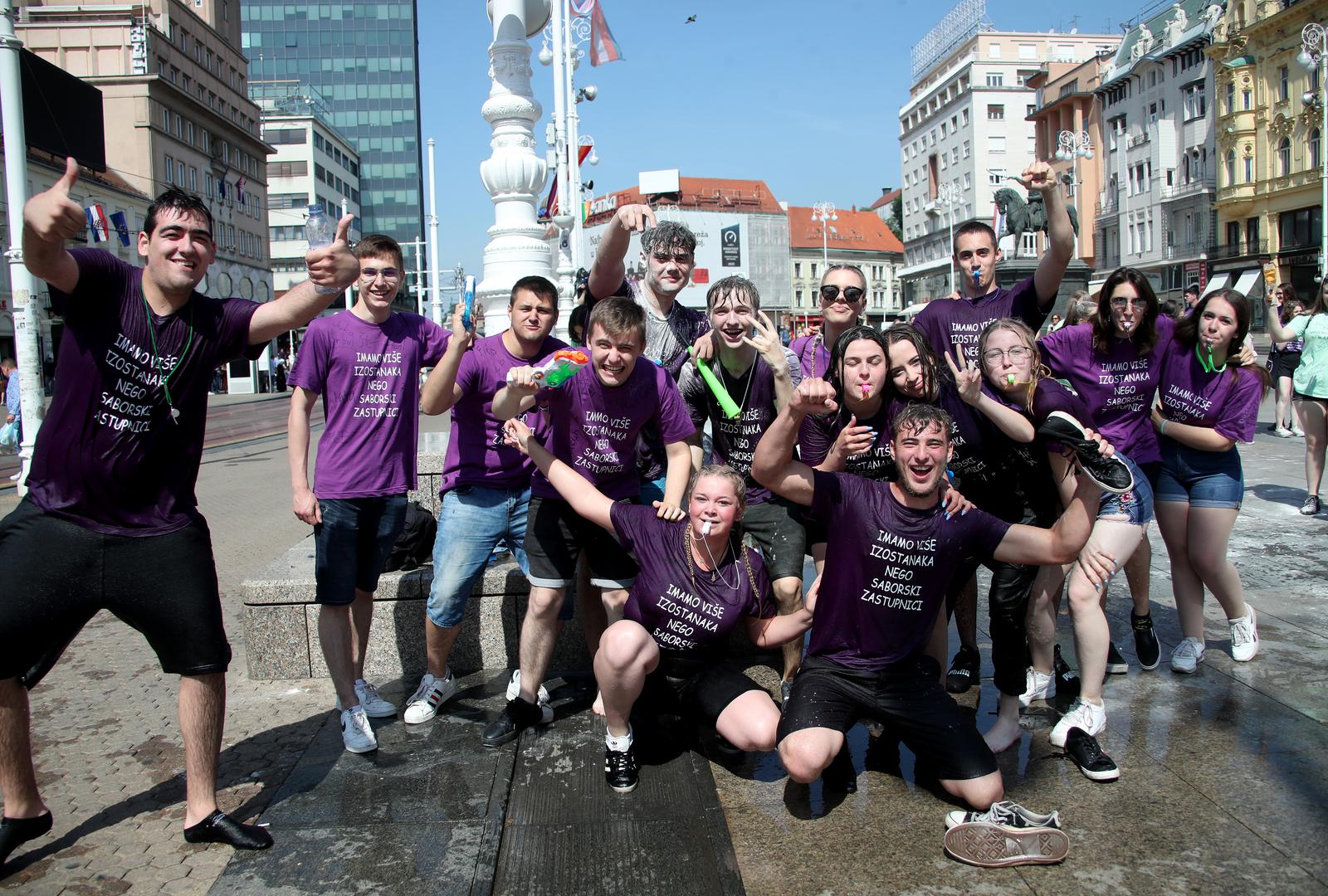 25.05.2022., Zagreb - Brojni maturanti u gradu obiljezavalju kraj svog srednjoskolskog obrazovanja pjesmom i nezaobilaznim kupanjem u fontanama. Photo: Sanjin Strukic/PIXSELL