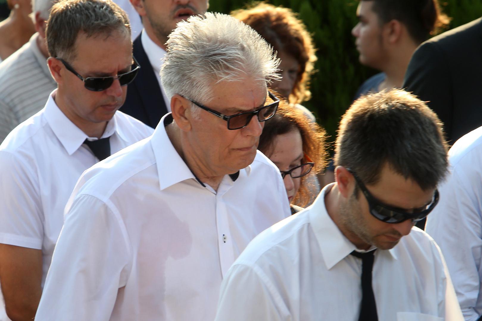 Producent i glazbeni urednik Siniša Škarica u bijeloj je košulji otpratio prijatelja. 