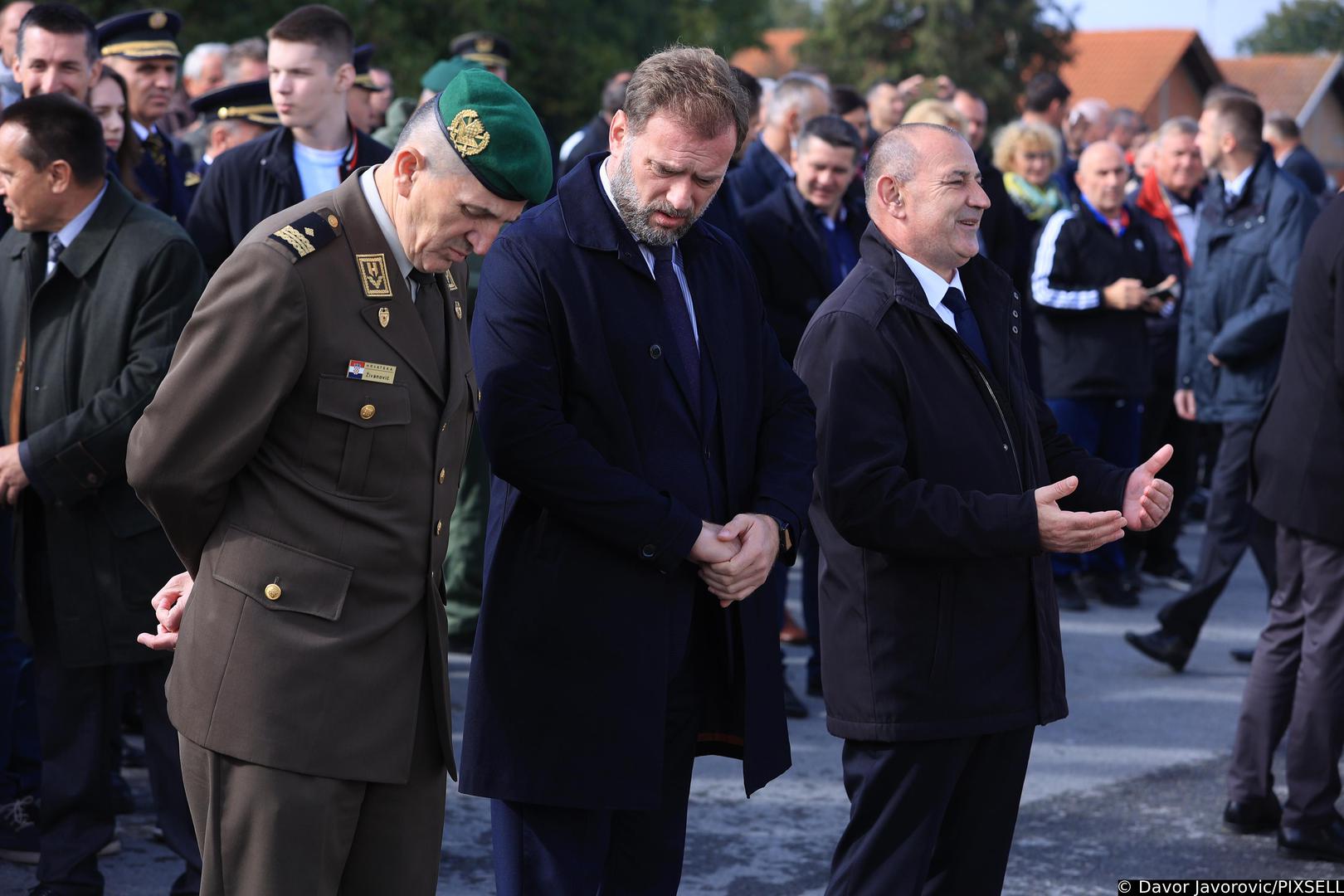 16.10.2021., Vukovar - Obiljezavanje 30. godisnjice tragicne pogibije general bojnika Blage Zadre, heroja Trpinjske ceste. Na Trpinjskoj cesti odrzao se prigodni program "Heroj Trpinjske ceste" nakon cega se krenulo u mimohod do mjesta pogibije general bojnika Blage Zadre. ministar obrane Mario Banozic, potpredsjednik Vlade i ministar branitelja Tomo Medved
