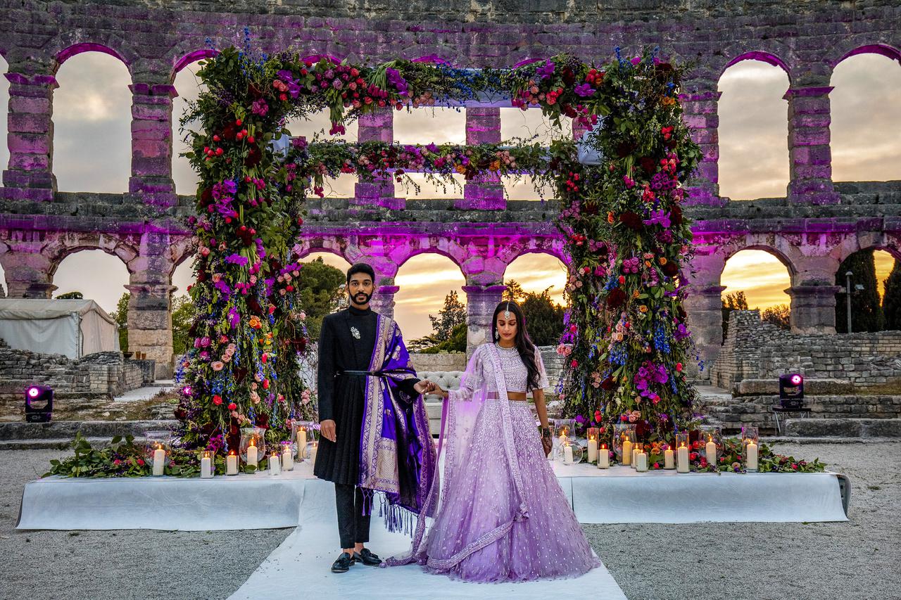 U pulskoj Areni, jednom od najljepših antičkih spomenika, upriličeno je snimanje raskošnog indijskog vjenčanja