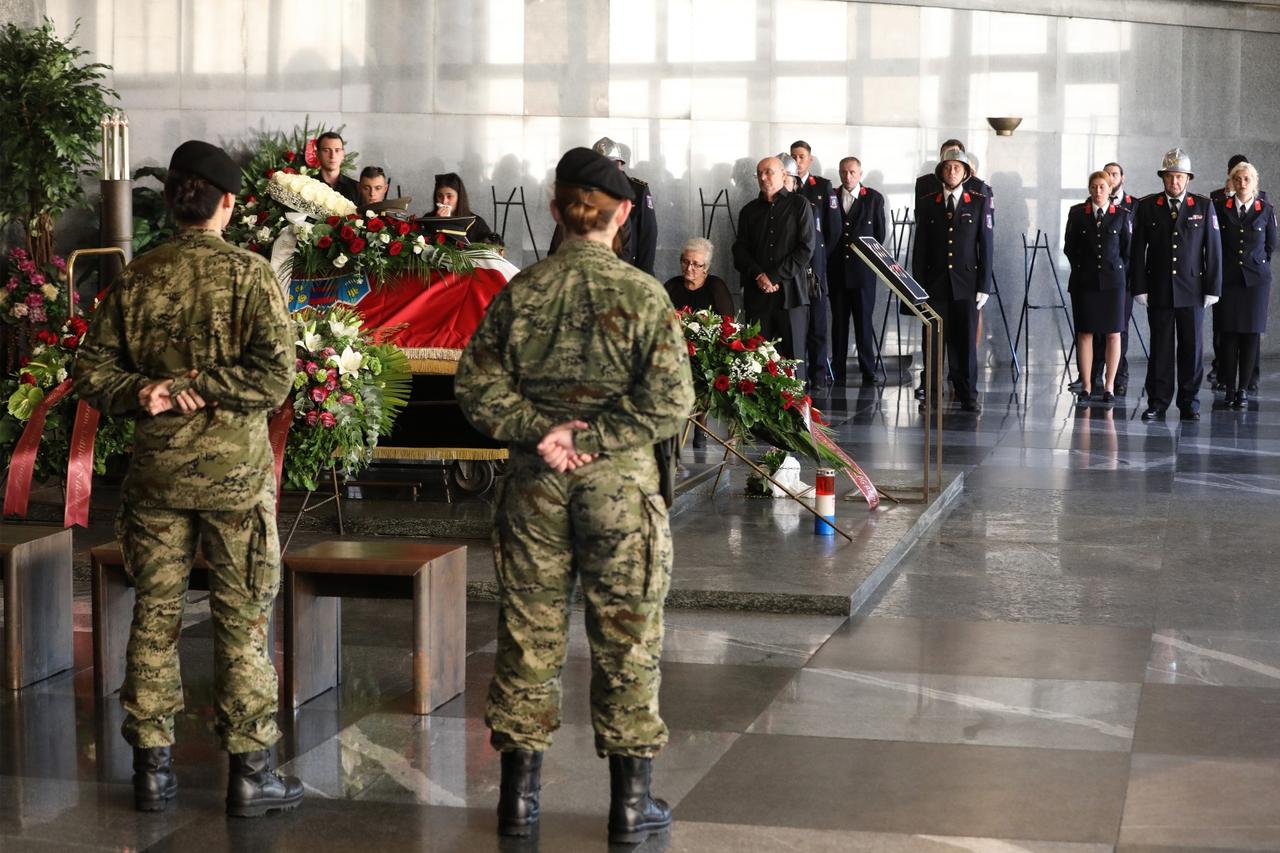 Posljednji ispraćaj vatrogasca koji je preminuo dok je radio na saniranju Zagreba nakon poplava