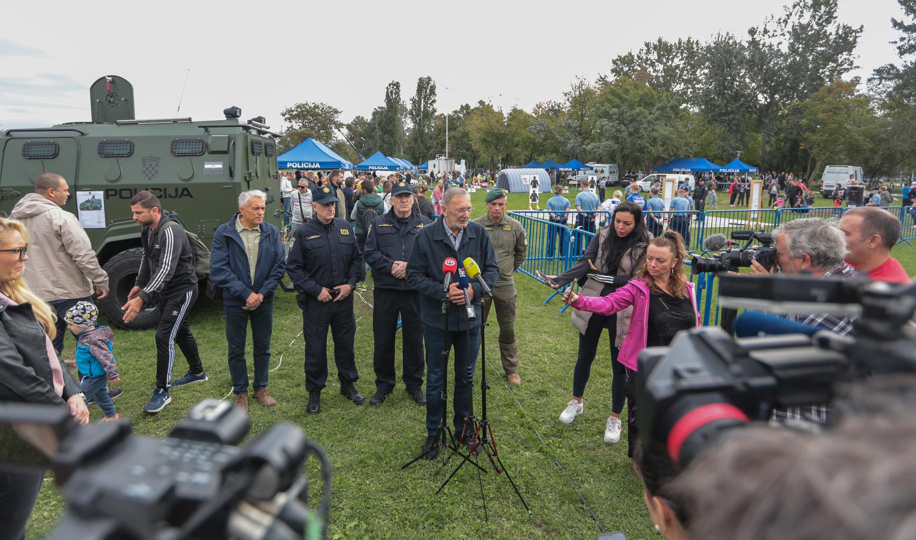 „Danas smo ovdje na Bundeku gdje taktičko-tehničkim zborom koji je postao tradicionalan obilježavamo Dan policije, veliki je interes građana, izloženi su štandovi svih rodova policije, Civilne zaštite, onoga s čime se hrvatska policija bavi u svakodnevnom radu”, rekao je.

