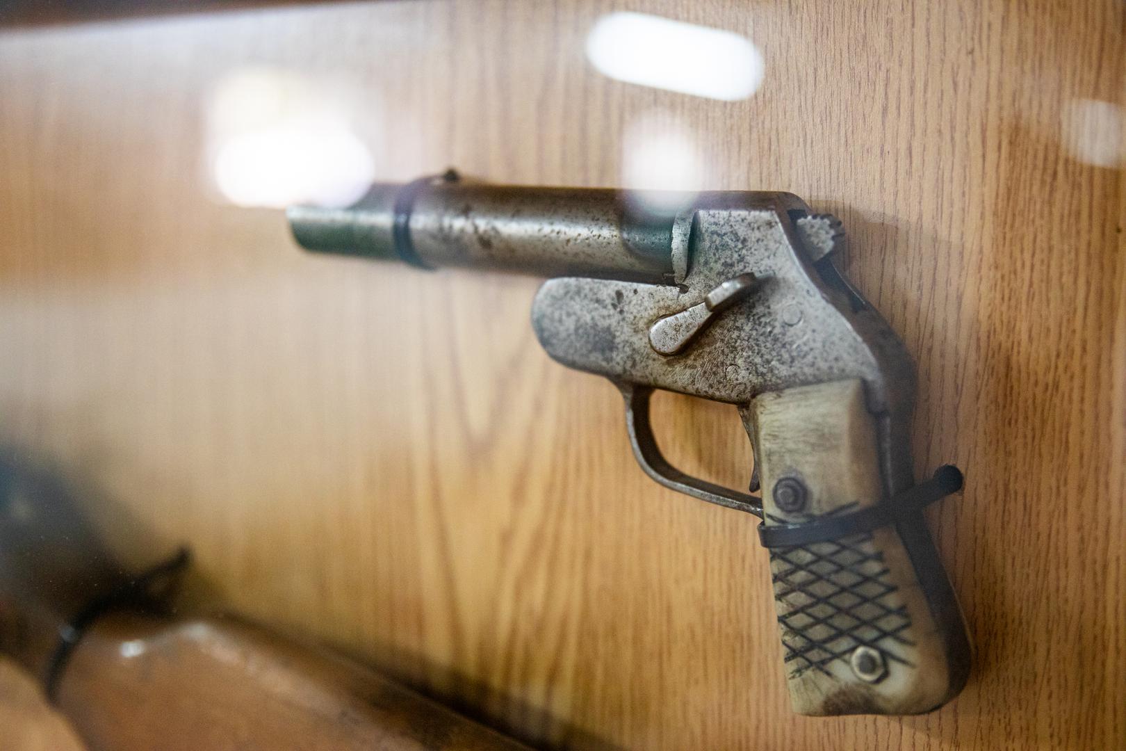 Uz naoružanje ručne izrade, većinom se koristilo oružje proizvedeno u tadašnjoj Jugoslaviji za potrebe JNA, ali borilo se i s oružjem iz Drugog svjetskog rata, lovačkim oružjem, ručnim bacačima granata i raketa, bombama i priručnim eksplozivnim napravama, koristile su se čak i "bojler-bombe", koje su se ručno izbacivale iz poljoprivrednih aviona. 