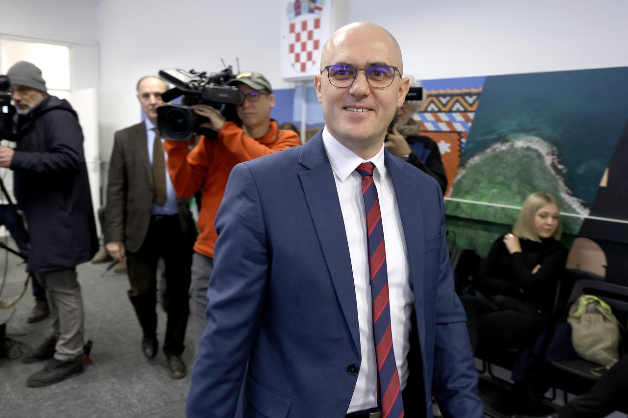 Josip Dabro održao konferenciju za medije, rekao da je sporna puška kod Radića