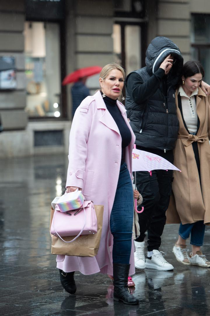 Ipak, neka poznata lica ni kiša nije spriječila u šetnji centrom i fotoreporteri Pixsella snimili su Ivu Todorić i Mirelu Holy.