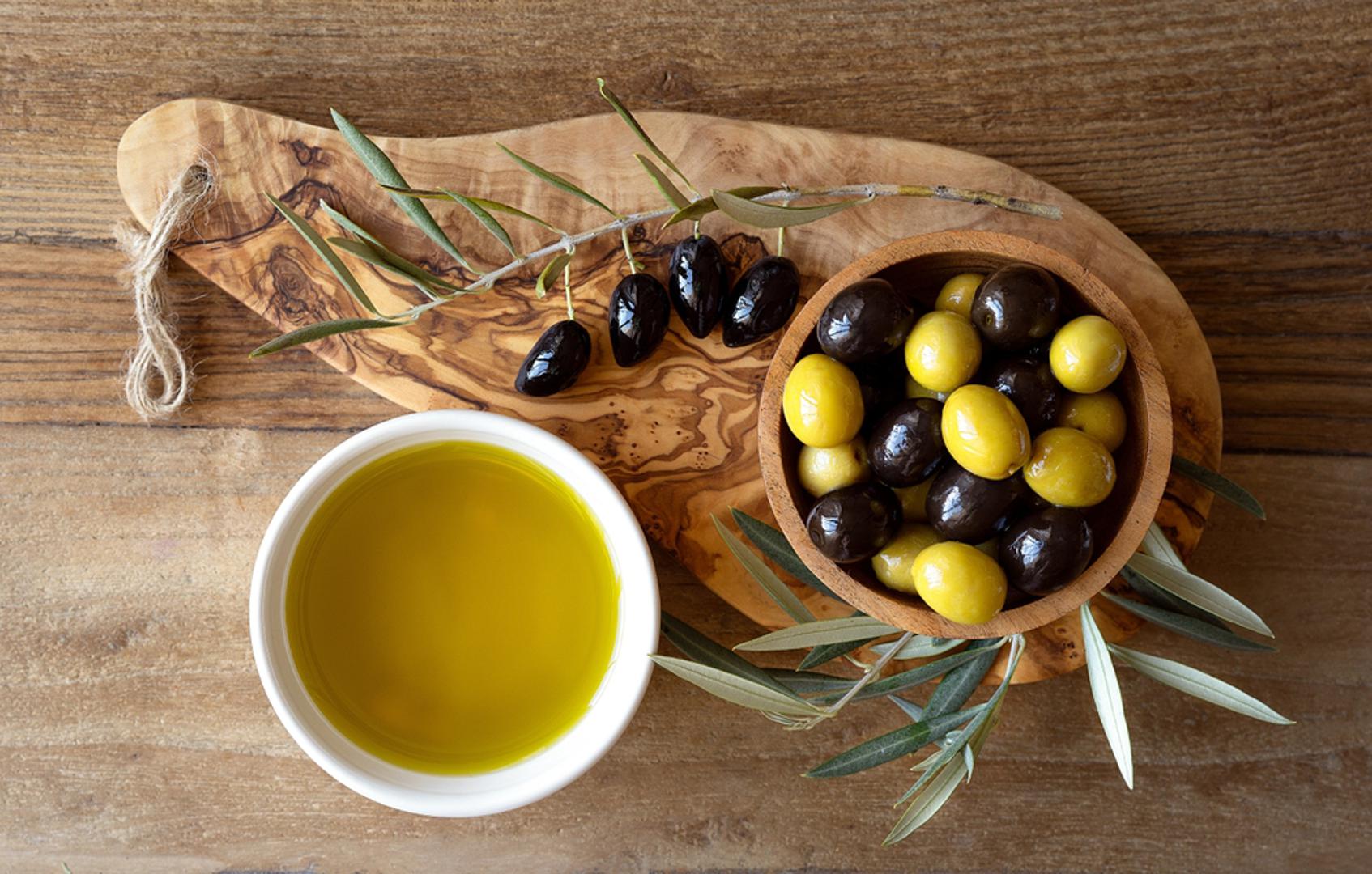 Maslina je jedna od biljaka i namirnica bez koje su hrvatska kultura i kuhinja nezamislive. Ova mala, žilava i nevjerojatno velikodušna biljka stoljećima nam nesebično daje plod koji nas čini krepkijima i zdravijima. Na 26. studenoga, Svjetski dan masline, nije naodmet podsjetiti se kako je ova mediteranska kraljica preživjela ratove, suše i nemilosrdna stoljeća.