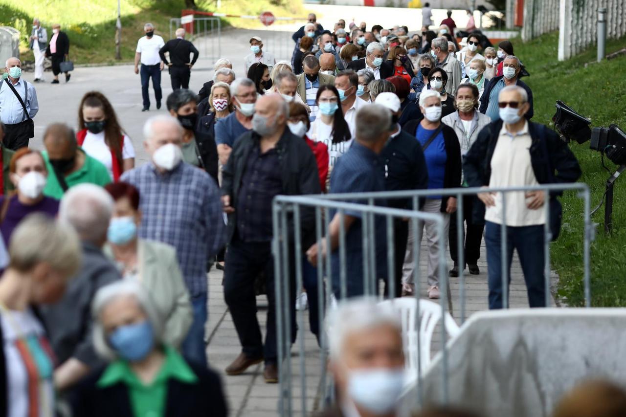 Velike gužve ispred sarajevske dvorane Zetra u kojoj je nastavljeno cijepljenje starijih od 75 godina