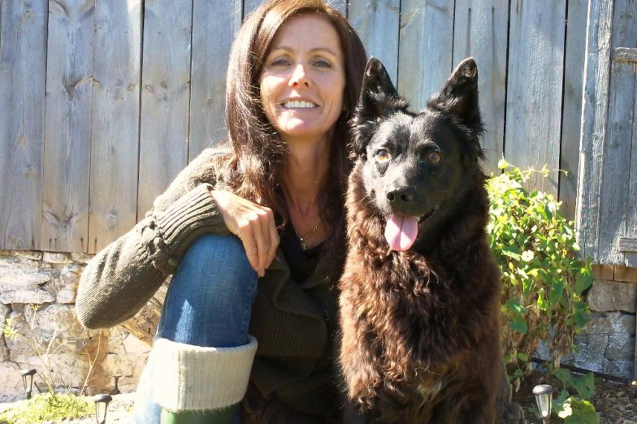 Deanna Mitchell, Bella (1)