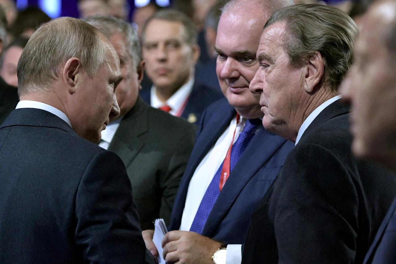 FILE PHOTO: FILE PHOTO: Russian President Putin and former German Chancellor Schroeder, chairman of the shareholders’ committee at Nord Stream AG, attend the Energy Week International Forum in Moscow