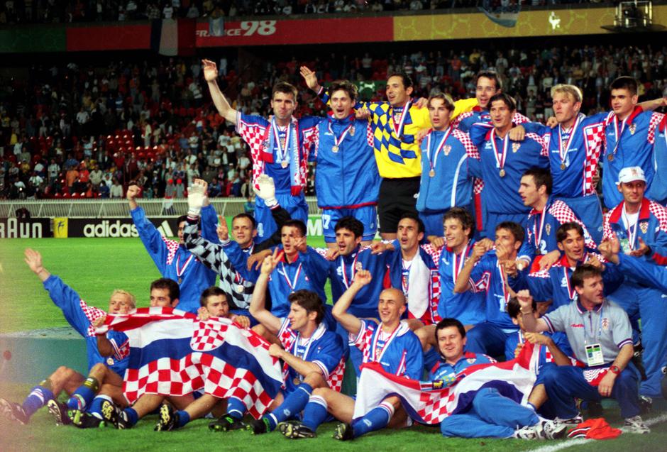 11.07.1998., Saint-Denis, Francuska - Hrvatska nogometna reprezentacija pobijedila Nizozemsku u borbi za trece mjesto na svijetu. Nogometasi slave broncane medalje.  Photo: Sinisa Hancic/PIXSELL