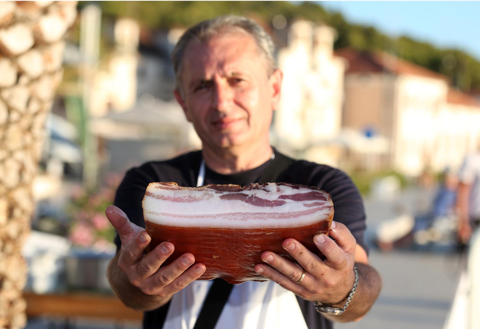 Iz Vinkovaca je došao obrt BAK koji na tržište plasira tradicionalne slavonske delicije – slavonski kulen, kobasice, čvarke...