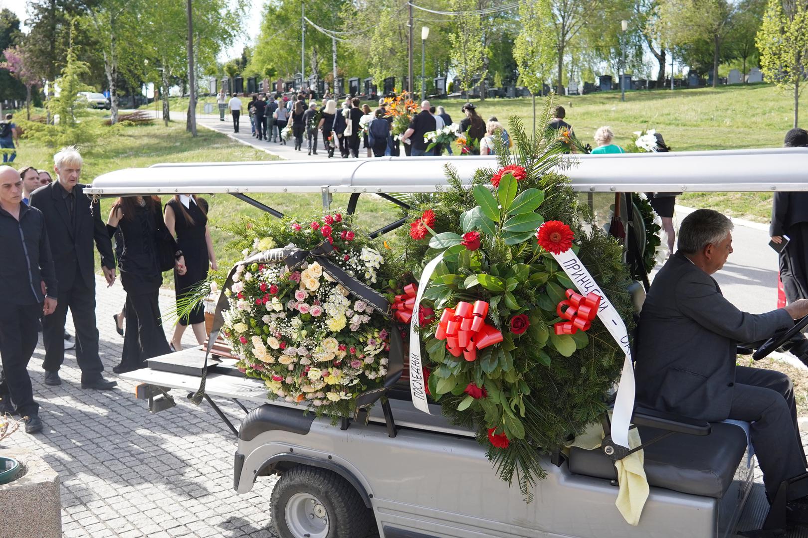 Posljednji pozdrav srpskoj pjevačici uputiti su stigli brojni poznati, prijatelji i poslovni suradnici, a jedan od njih bio je hrvatski glazbenik Dado Topić, koji je uz lijes, zajedno sa Slađaninom najboljom prijateljicom, održao emotivan govor. 