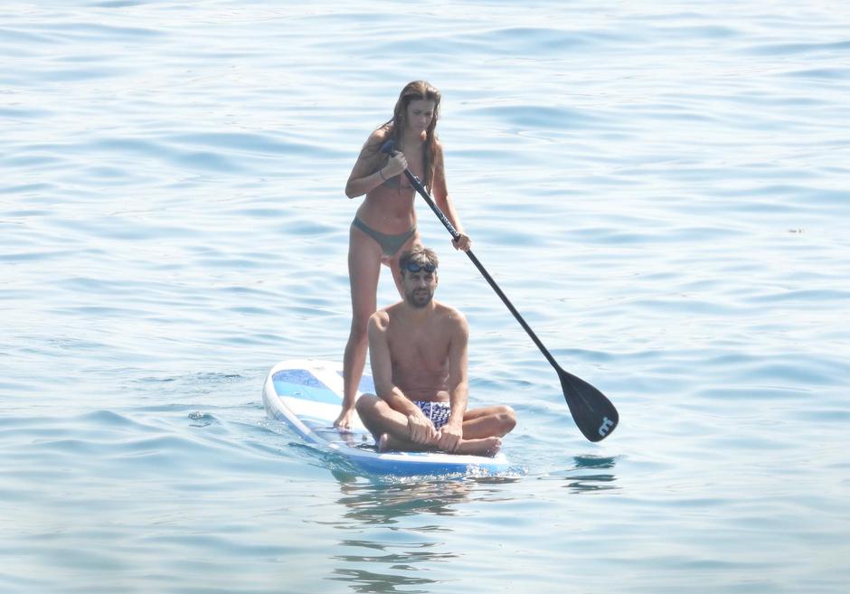 Gerard Pique s novom curom uživao na jahti kod Lopuda, kupali se i veslali na dasci
