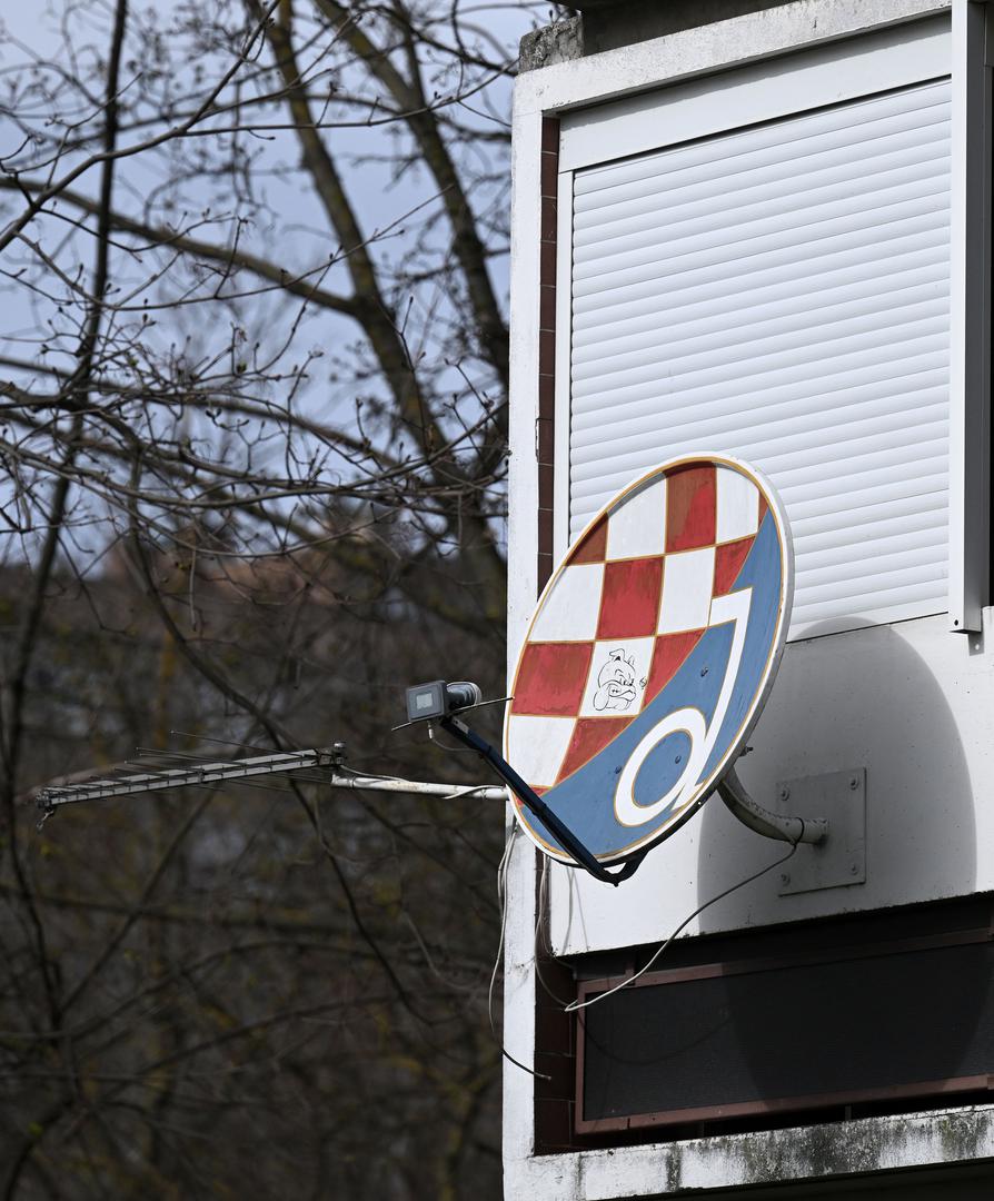 Na satelitski tanjur nacrtao je grb Dinama.