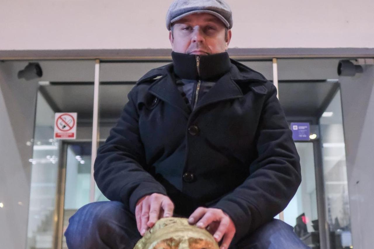 Dario Juričan izveo performans ispred Holdinga