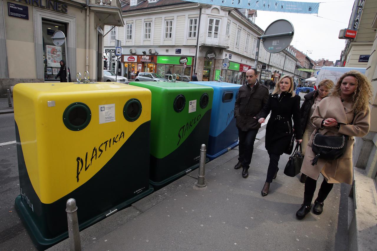 27.02.2015., Zagreb - U samom centru grada postavljeni su novi kontejneri za odvajanje otpada. Krizanje Tesline i Gajeve ulice. photo: Jurica Galoic/PIXSELL