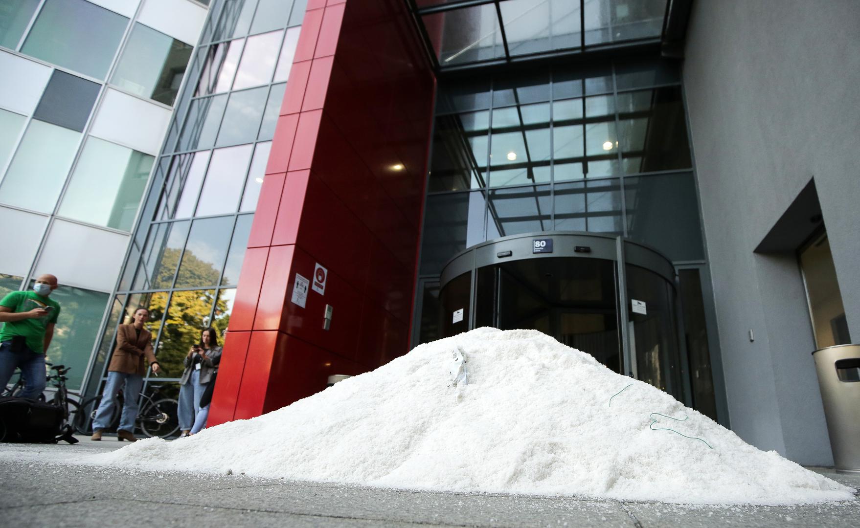 02.10.2020., Zagreb - Clanovi Zivog zida ispred Ministarstva gospodarstva i odrzivog razvoja na Radnickoj cesti  istovarili vise od 300 kg soli. Photo: Emica Elvedji/PIXSELL