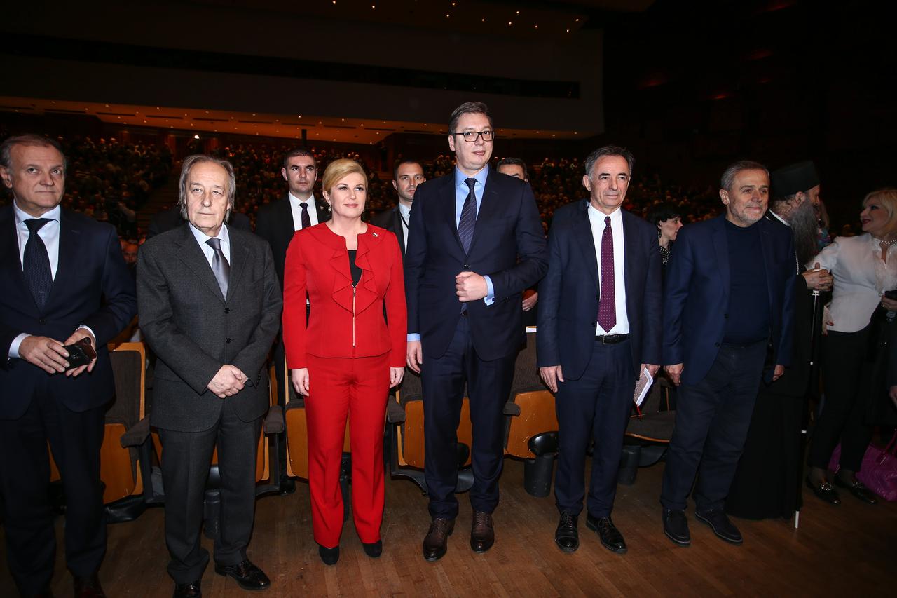 Kolinda Grabar-Kitarović i Aleksandar Vučić na Velikoj skupštini SNV-a