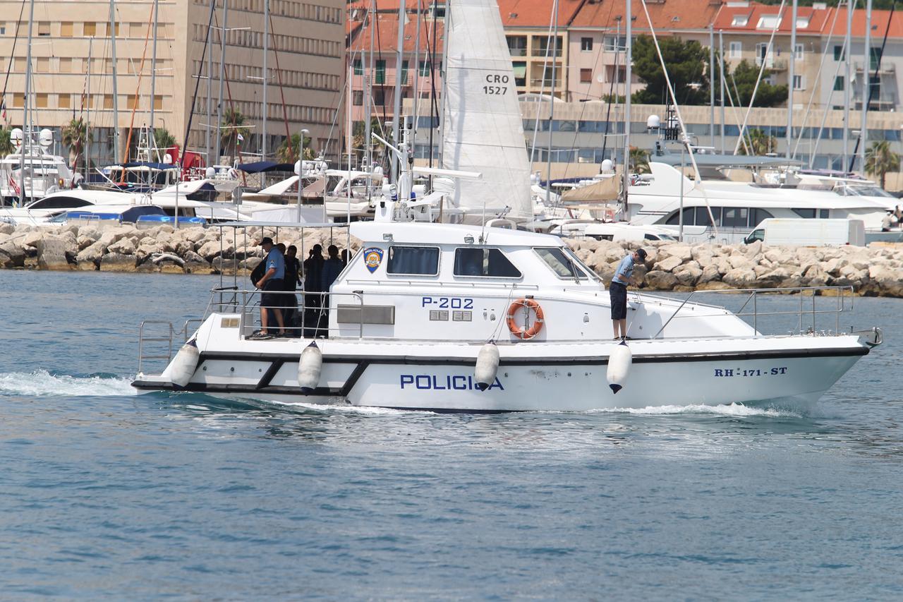 Pomorska policija dovodi posadu s turskog teretnog broda koji tone u arhipelagu otoka Jabuka