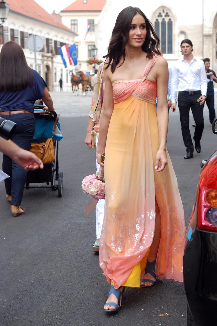 Ceremonija je bila intimna i zatvorena za širu javnost, a uz mladence su bili samo najbliži članovi obitelji i prijatelji. Lana je tom prilikom iznenadila izborom haljine. Umjesto klasične bijele vjenčanice, odabrala je slojevitu dugu haljinu narančaste boje koju je kombinirala s plavim cipelama.