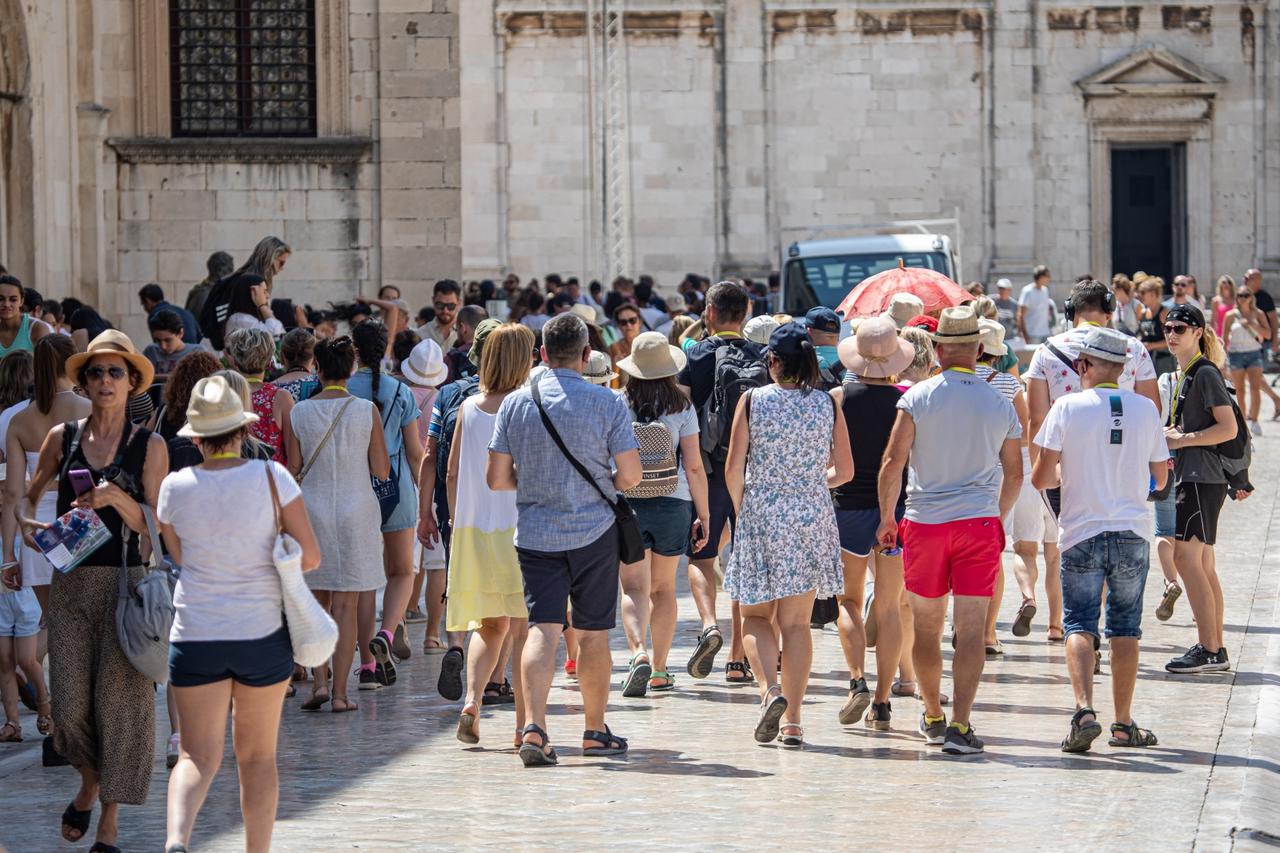 Dubrovnik: Usprkos visokim temperaturama gužve u gradu se ne smanjuju
