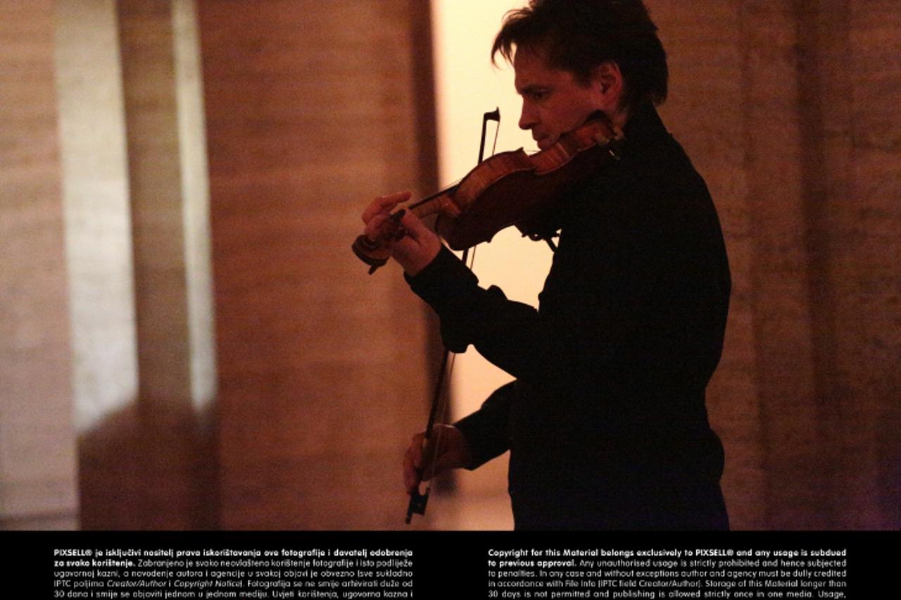 '18.10.2013., Zagreb - U palaci HAZU-a violinist Ornest Shourgot odrzao je koncert na skupocijenoj Guarnerijevoj violini King, koja se cuva u HAZU-u. Photo: Zarko Basic/PIXSELL'