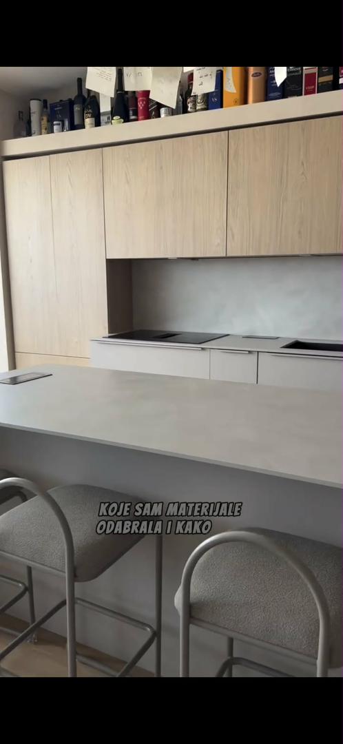 Dizajn je osmišljen tako da se neprimjetno stapa s ostatkom dnevnog prostora, stvarajući skladnu i otvorenu cjelinu idealnu za obiteljski život.