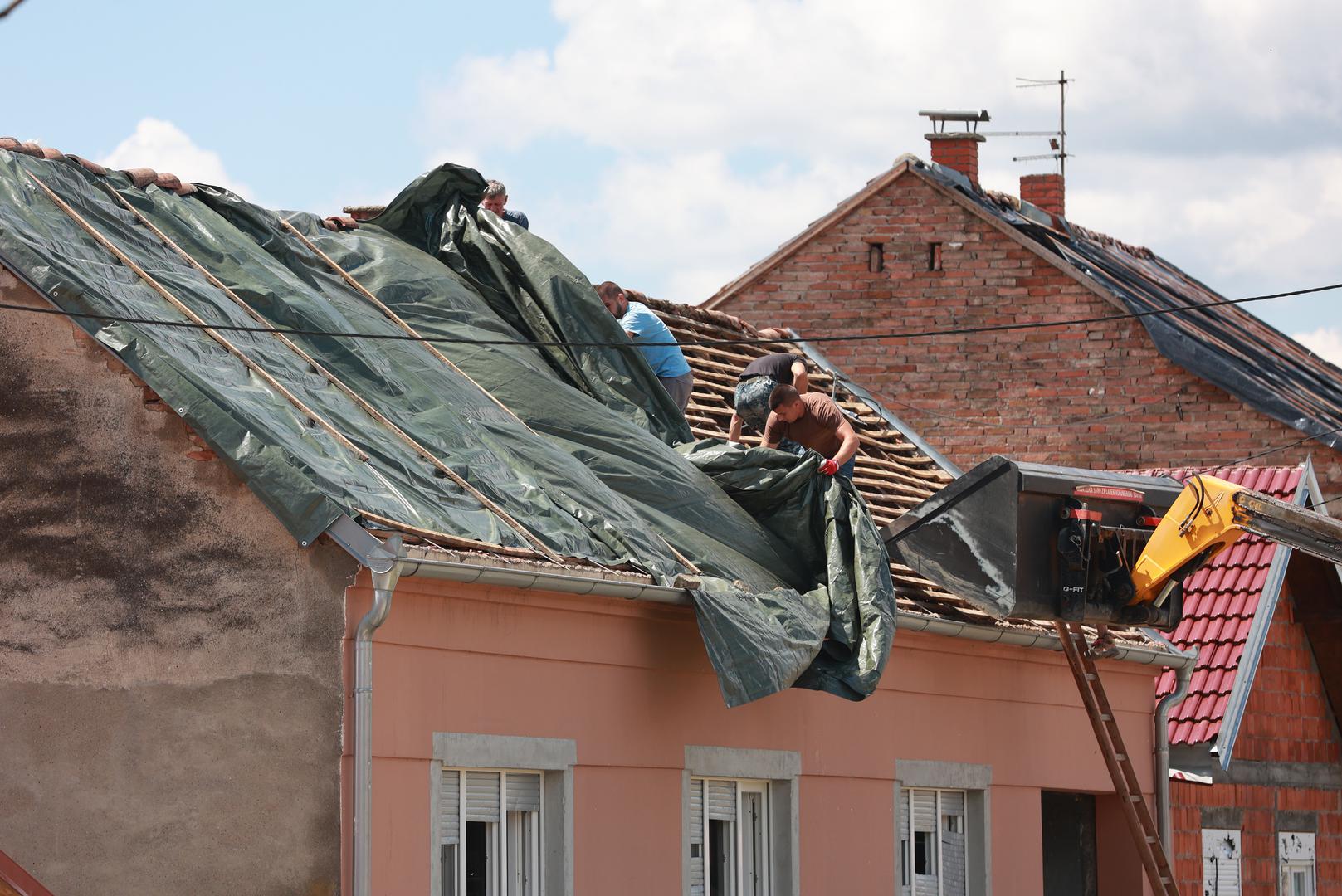 Općinske vlasti su brzo reagirale, osiguravajući podjelu materijala tijekom dana. Oni koji su već prikupili materijal trebaju sačuvati svoje račune za naknadu troškova. Iz općine također dijele isušivače, a danas će biti podijeljeno 20 novih uređaja. 