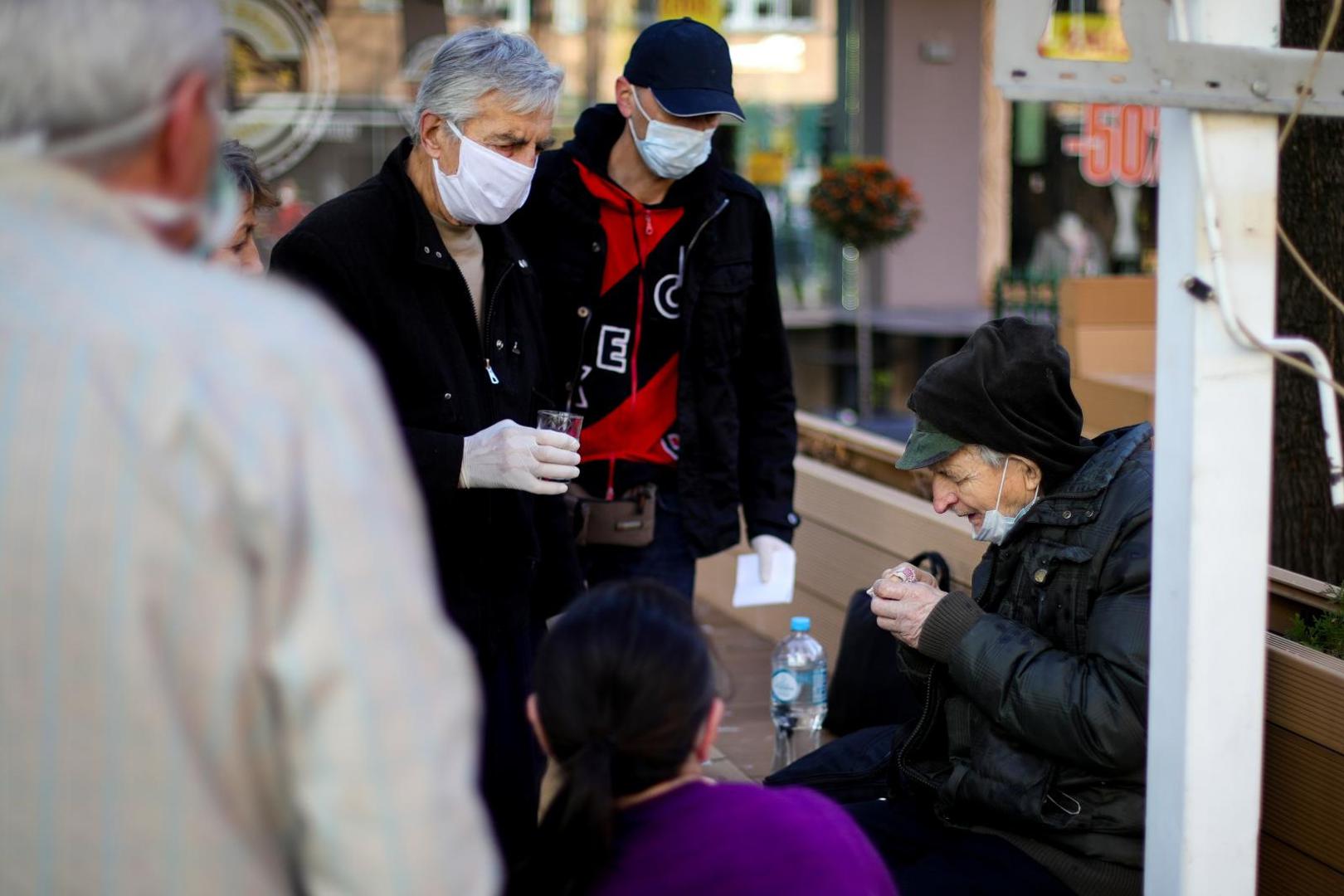 06.04.2020., Sarajevo, Bosna i Hercegovina - Prvi put nakon uvodjena restrikcija dozvoljen je izlazak osobama starijim od 65 godina. Odluka je donesena prvenstveno zbog podizanja penzija, zbog cega su stvorene velike guzve u gradu i ispred banaka. Osobe starije od 65 godine mogu se kretati od 8 do 12 sati, do kraja ove sedmice.Photo: Armin Durgut/PIXSELL